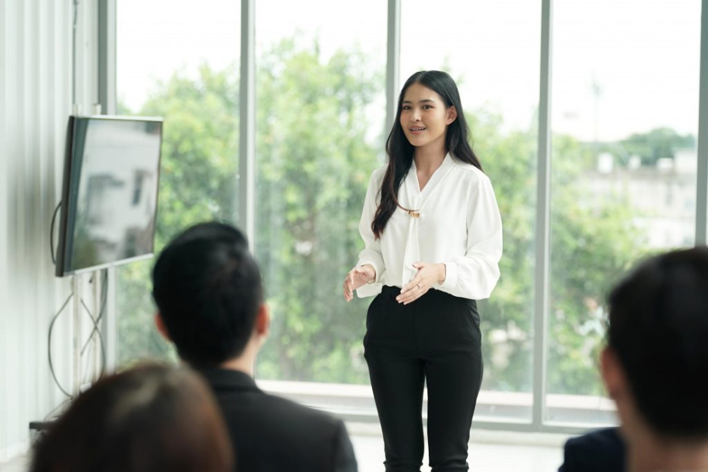 Cari Kesempatan Berbicara di Depan Umum, Cara Membangun Kepercayaan Diri dan Pengaruh
